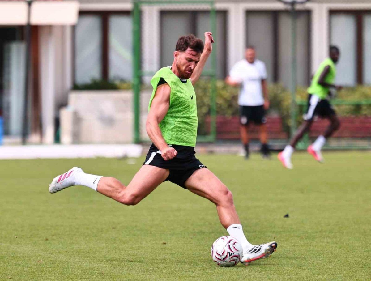 Beşiktaş, transfer döneminde 10 oyuncuyu kadrosuna kattı - Foto 4