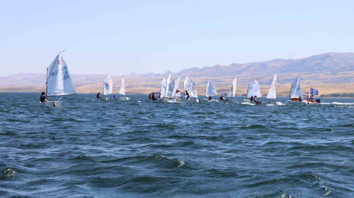 Bozkırın ortasında yelken heyecanı: Hirfanlı Baraj Gölü genç sporcuları ağırlıyor - Foto 5