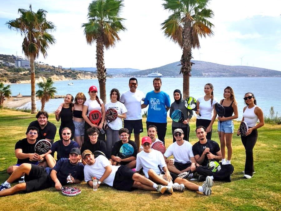 Çeşme’de üniversite öğrencileri, padel sporuyla buluştu