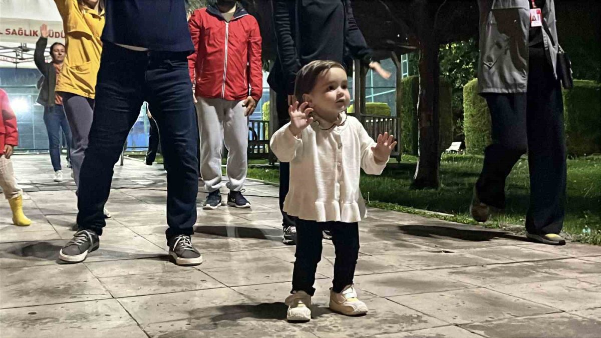 Çorum’da vatandaşlar parkta buluşup sağlıklı yaşam için egzersiz yaptı - Foto 2