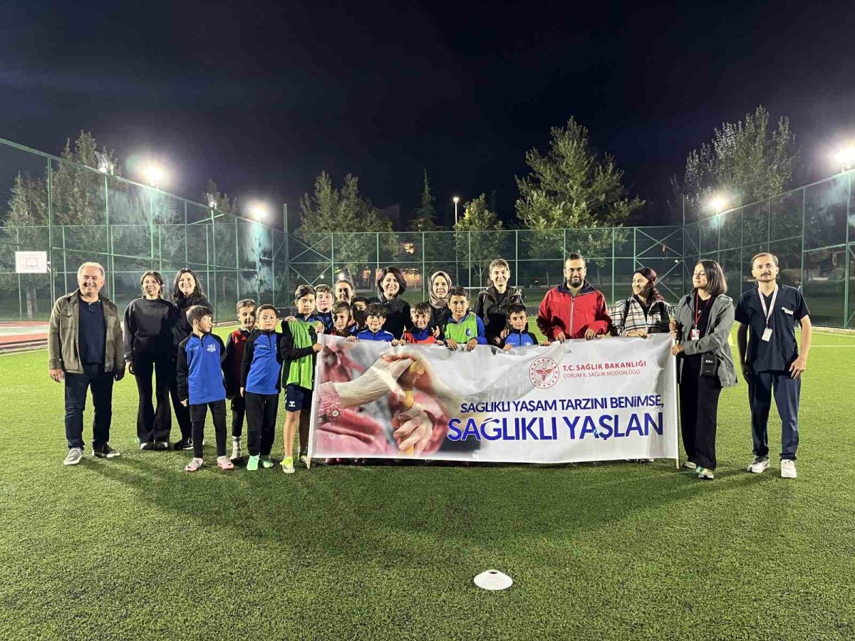 Çorum’da vatandaşlar parkta buluşup sağlıklı yaşam için egzersiz yaptı - Foto 3