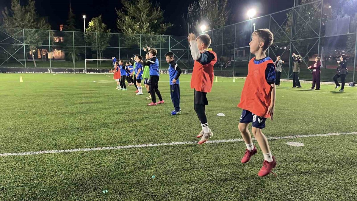 Çorum’da vatandaşlar parkta buluşup sağlıklı yaşam için egzersiz yaptı - Foto 4