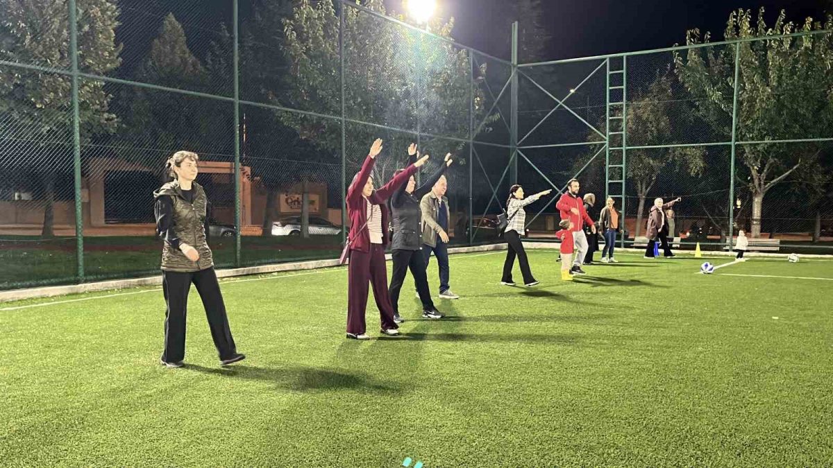 Çorum’da vatandaşlar parkta buluşup sağlıklı yaşam için egzersiz yaptı - Foto 5