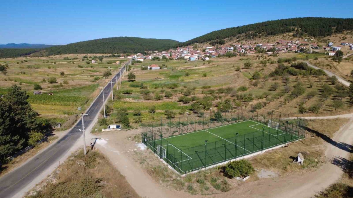 Demirci’de 11 kırsal mahalleye halı saha - Foto 2