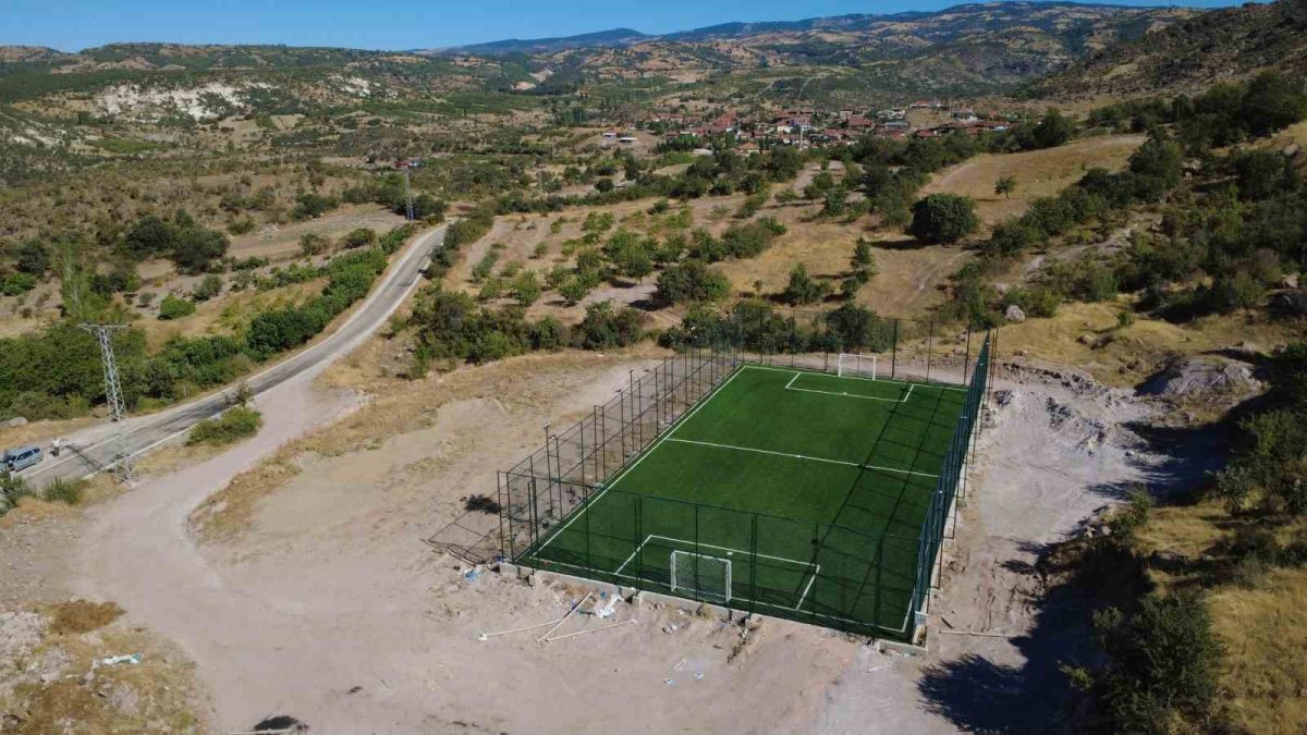 Demirci’de 11 kırsal mahalleye halı saha - Foto 3