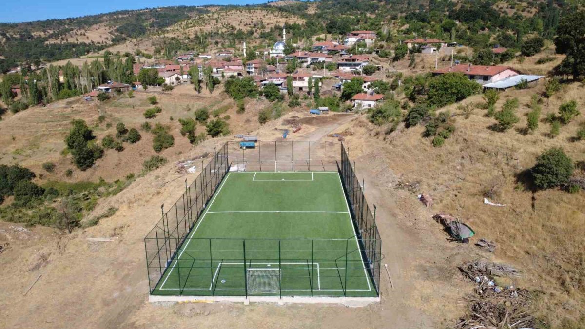 Demirci’de 11 kırsal mahalleye halı saha - Foto 4