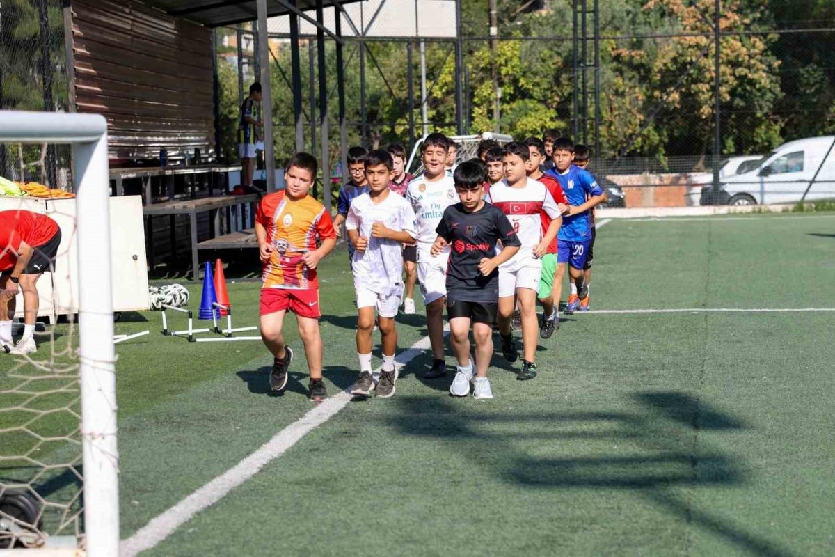 Efeler’de çocuklar için futbol kursu kayıtları başladı - Foto 2