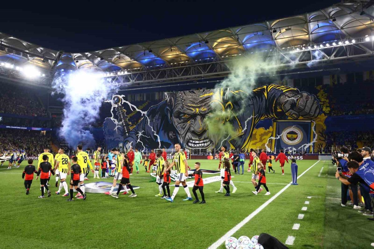 Fenerbahçe taraftarından Şampiyonlar Ligi ilk maçına özel koreografi - Foto 2