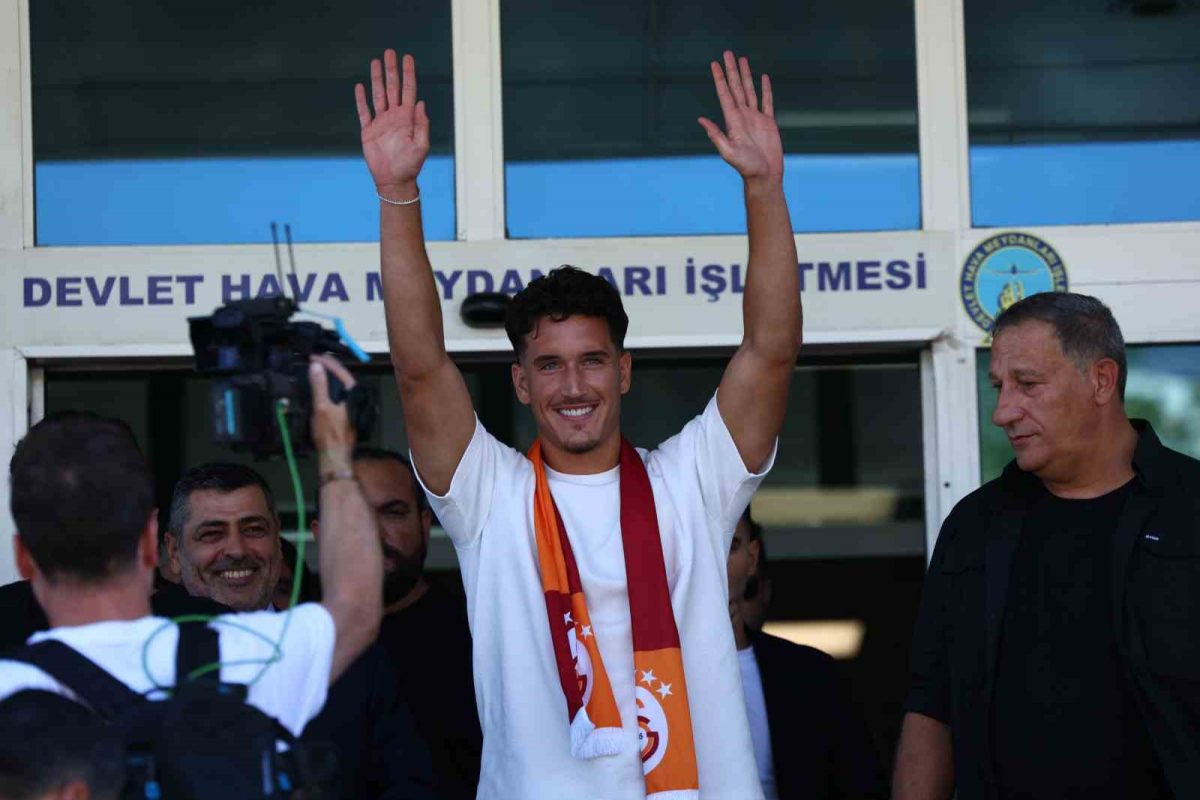 Galatasaray’ın yeni transferi Deniz Gül, İstanbul’a geldi
