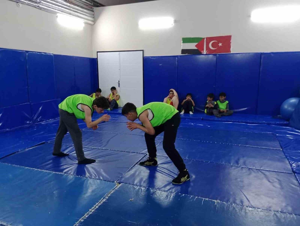 Hasköy’de genç güreşçiler minderde ter döküyor