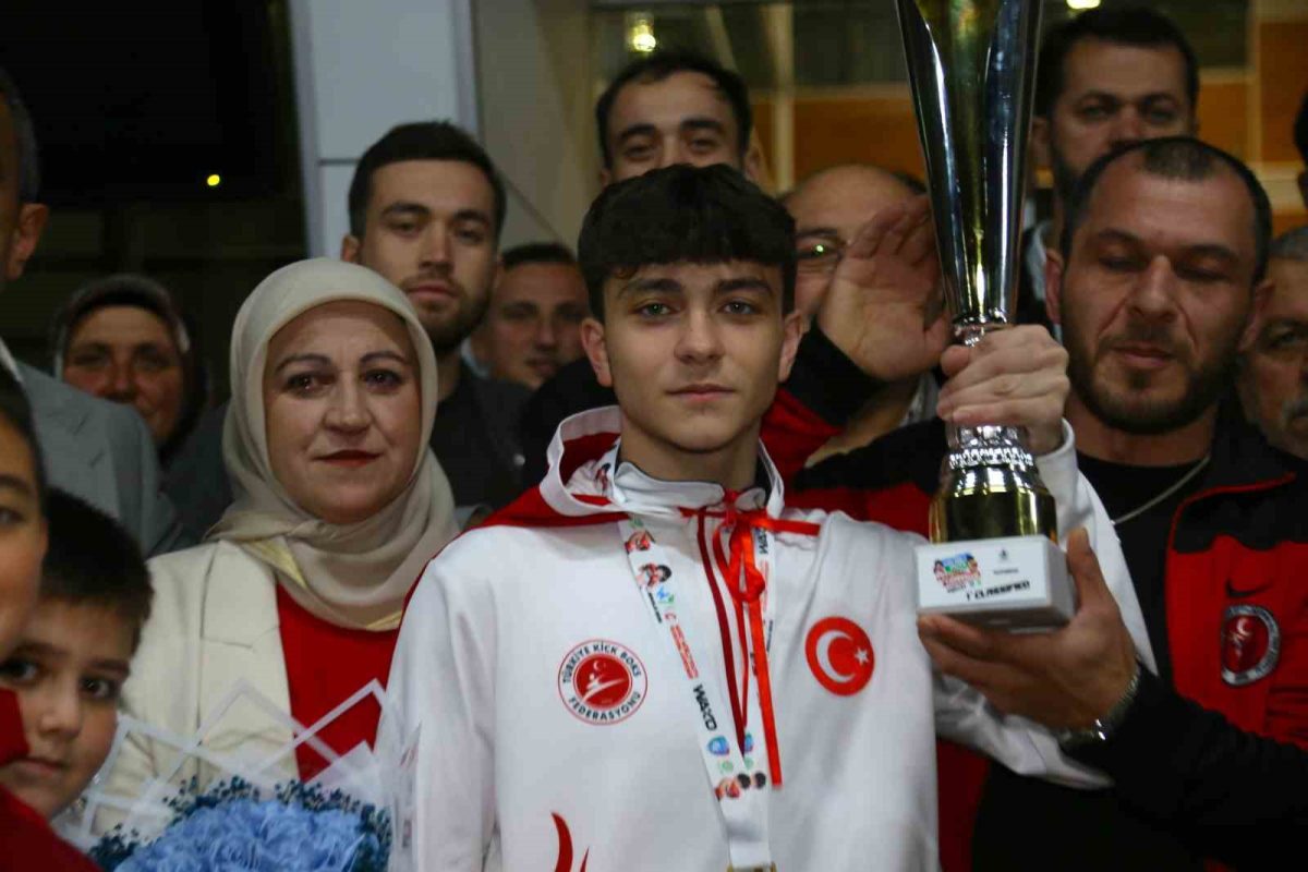 İsrailli rakibini yenerek dünya şampiyonu olan milli sporcuya coşkulu karşılama - Foto 2