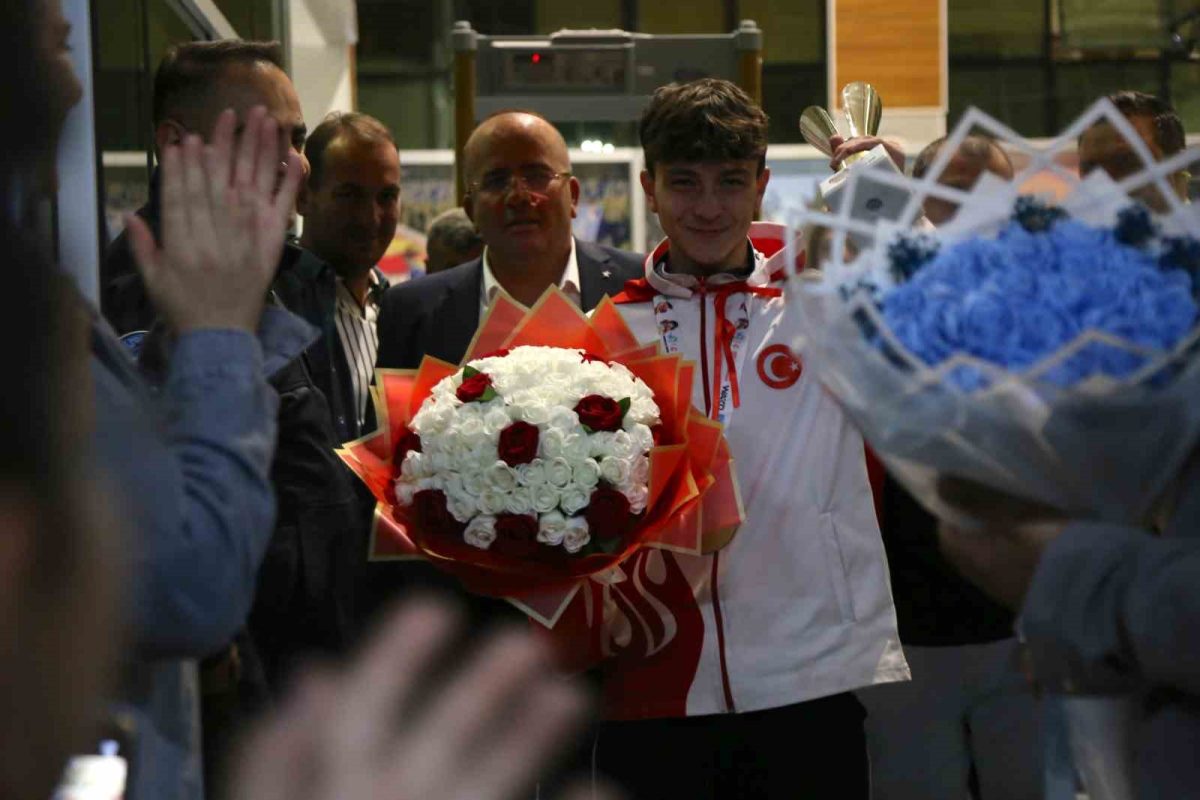 İsrailli rakibini yenerek dünya şampiyonu olan milli sporcuya coşkulu karşılama - Foto 3