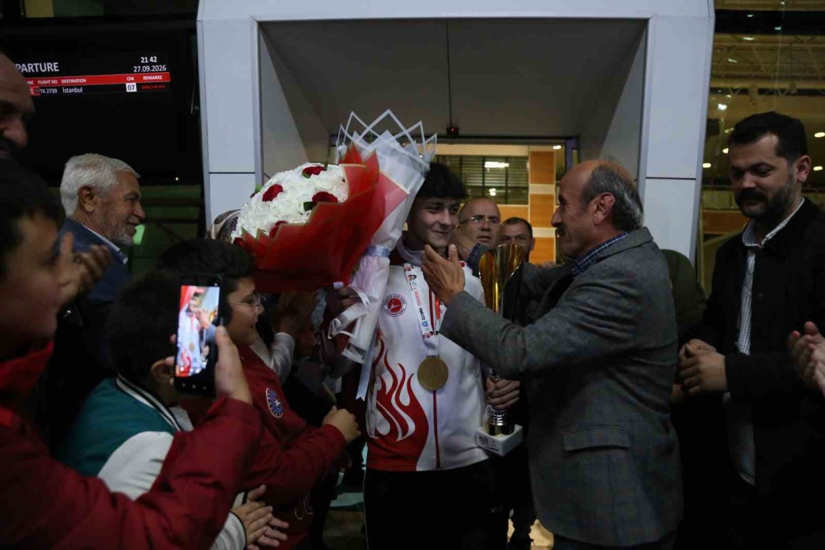 İsrailli rakibini yenerek dünya şampiyonu olan milli sporcuya coşkulu karşılama - Foto 4