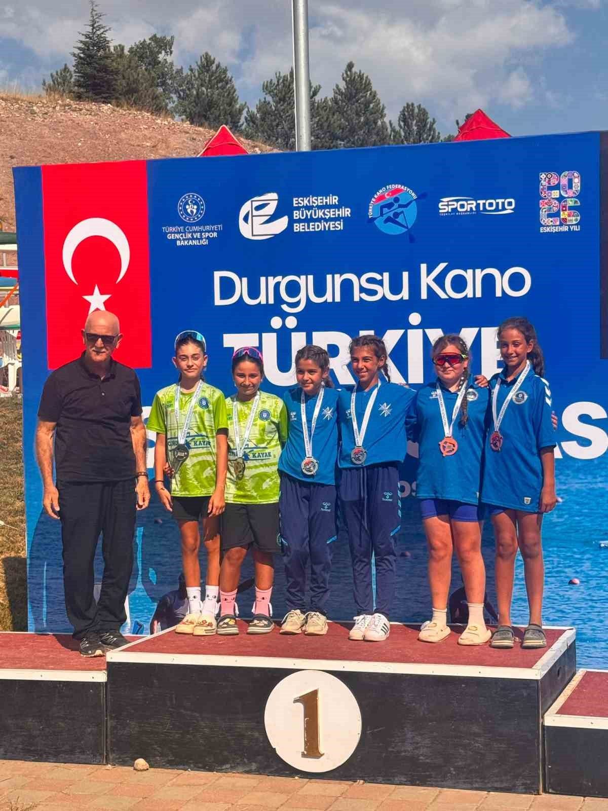 Kağıtspor’un gençleri Türkiye ve Avrupa’da parladı - Foto 3