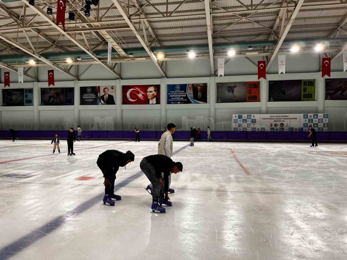 Kars’ta buz pistinde hareketli günler: Halk seansları devam ediyor