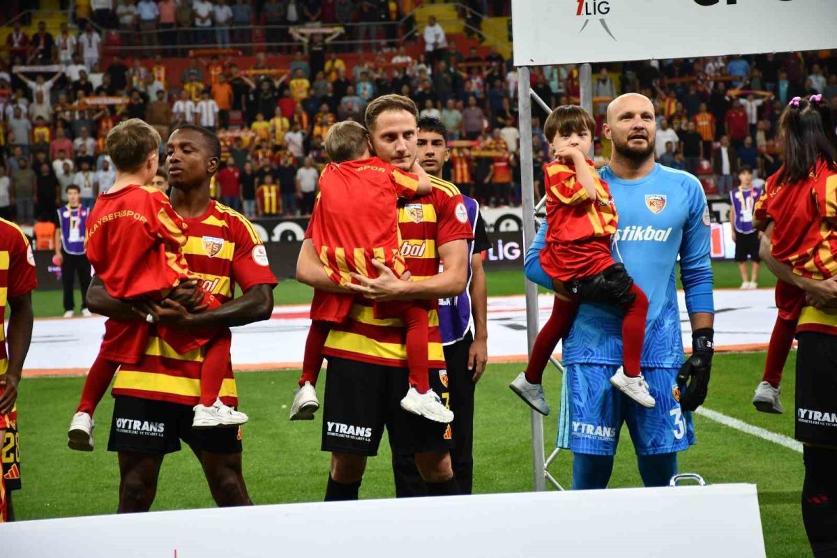 Kayserispor-İstanbulspor maçı seramonisinde Down sendromlu minik kalpler vardı - Foto 3