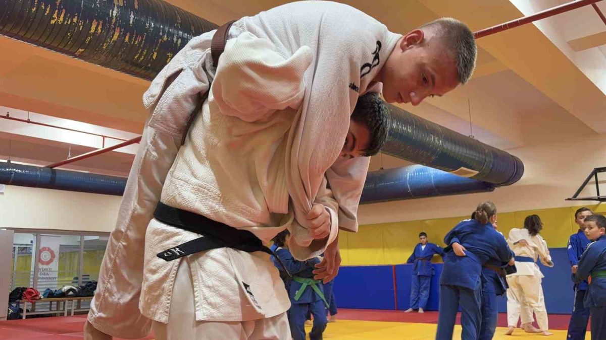 Kırklareli’nde genç judocunun hedefi dünya şampiyonluğu ve olimpiyatlar - Foto 3