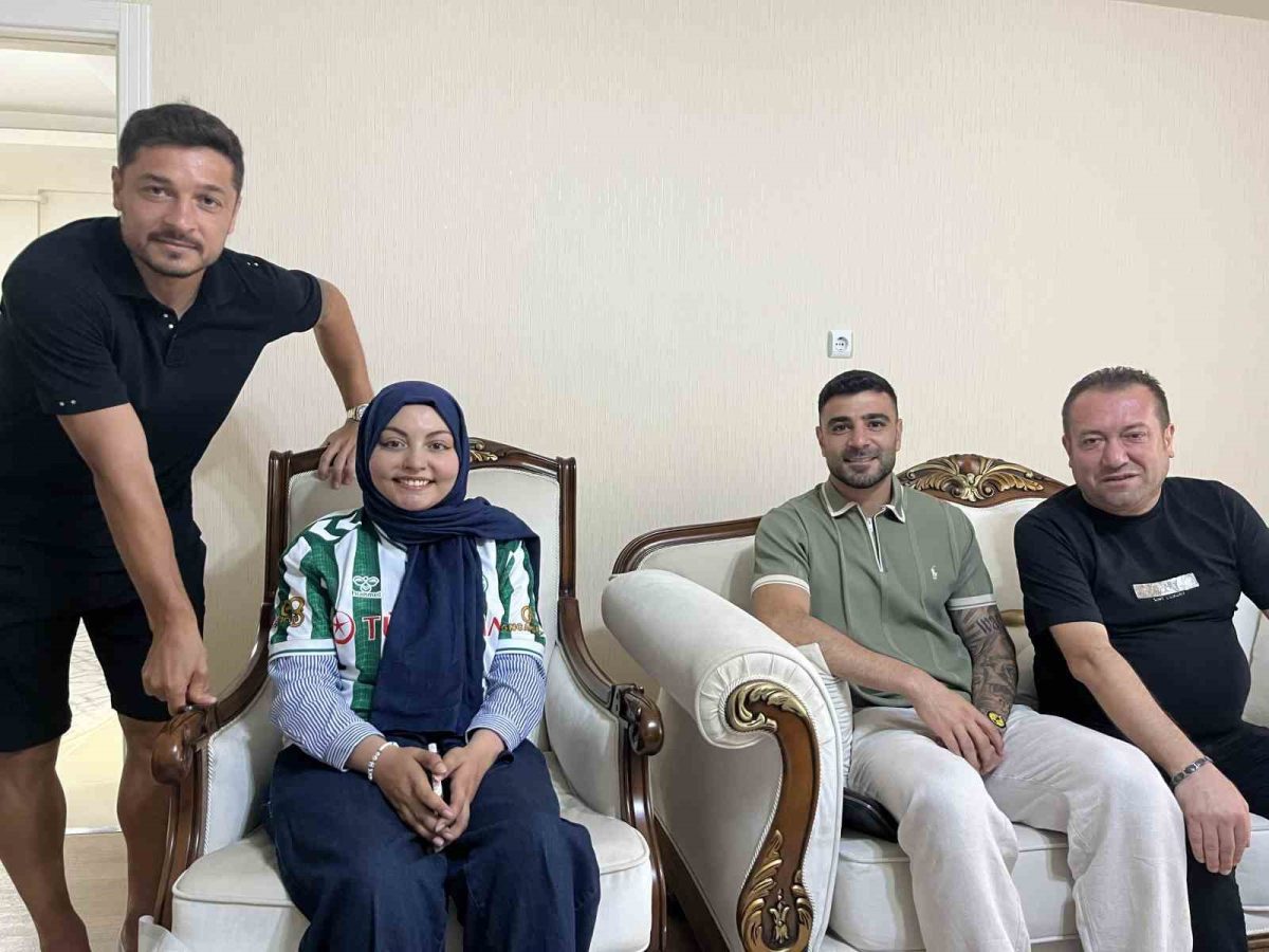 Konyaspor’dan omurilik kanseri tedavisi gören taraftar Sude Ay’a ziyaret