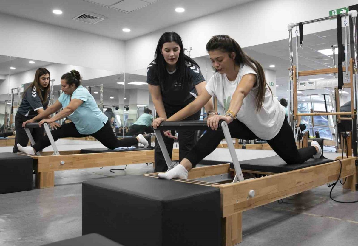 Mersin’de kadınlar ücretsiz pilates kursunda hem spor yapıyor hem sosyalleşiyor