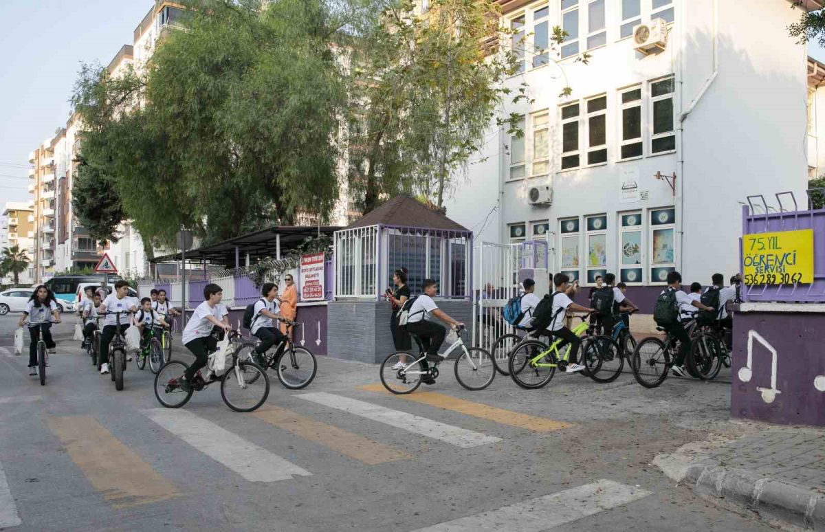 Mersin’de öğrenciler okula pedal çevirerek gitti