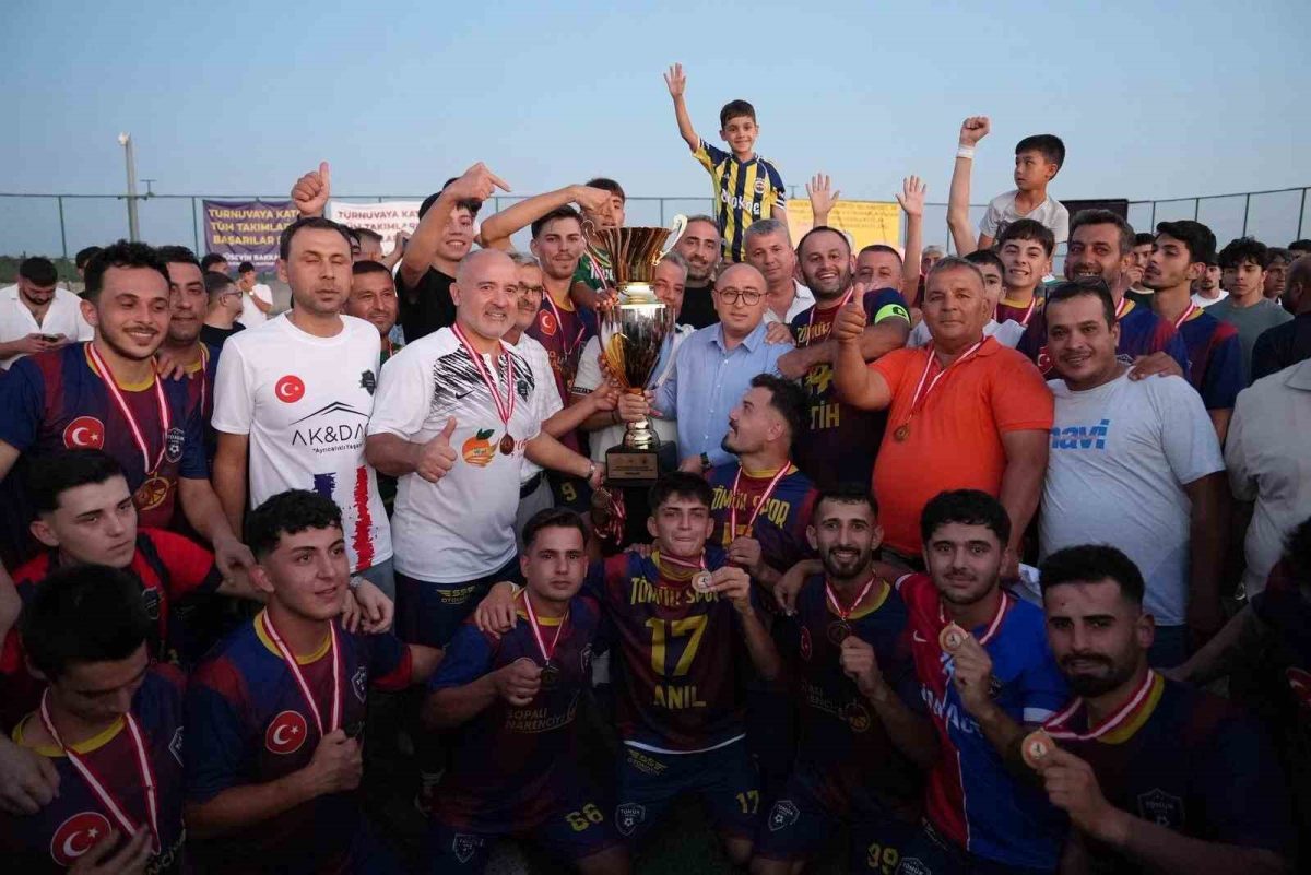 Mersin’deki futbol turnuvası finalini binlerce taraftar izledi - Foto 4