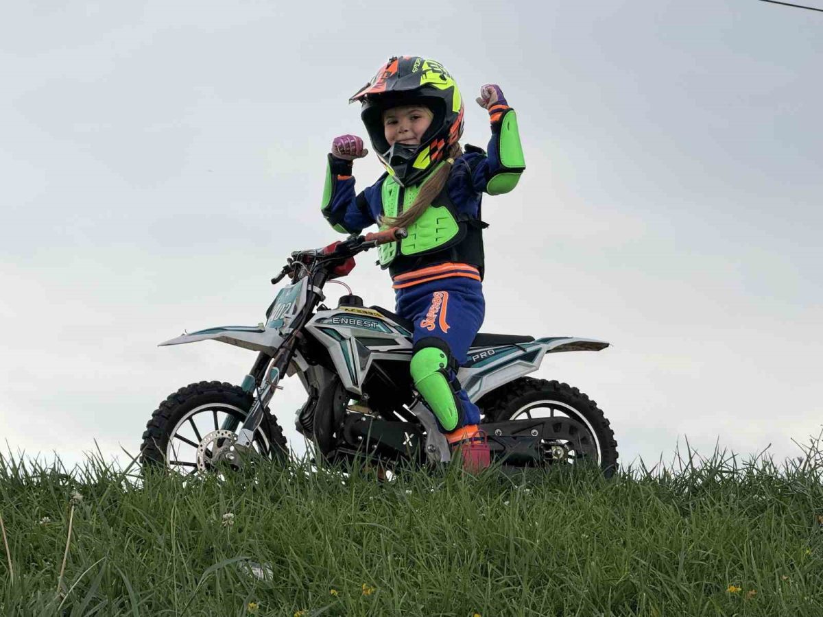 Minik İkra motosiklet ile tepeleri aşıyor, Zayn ile yarışmak istiyor