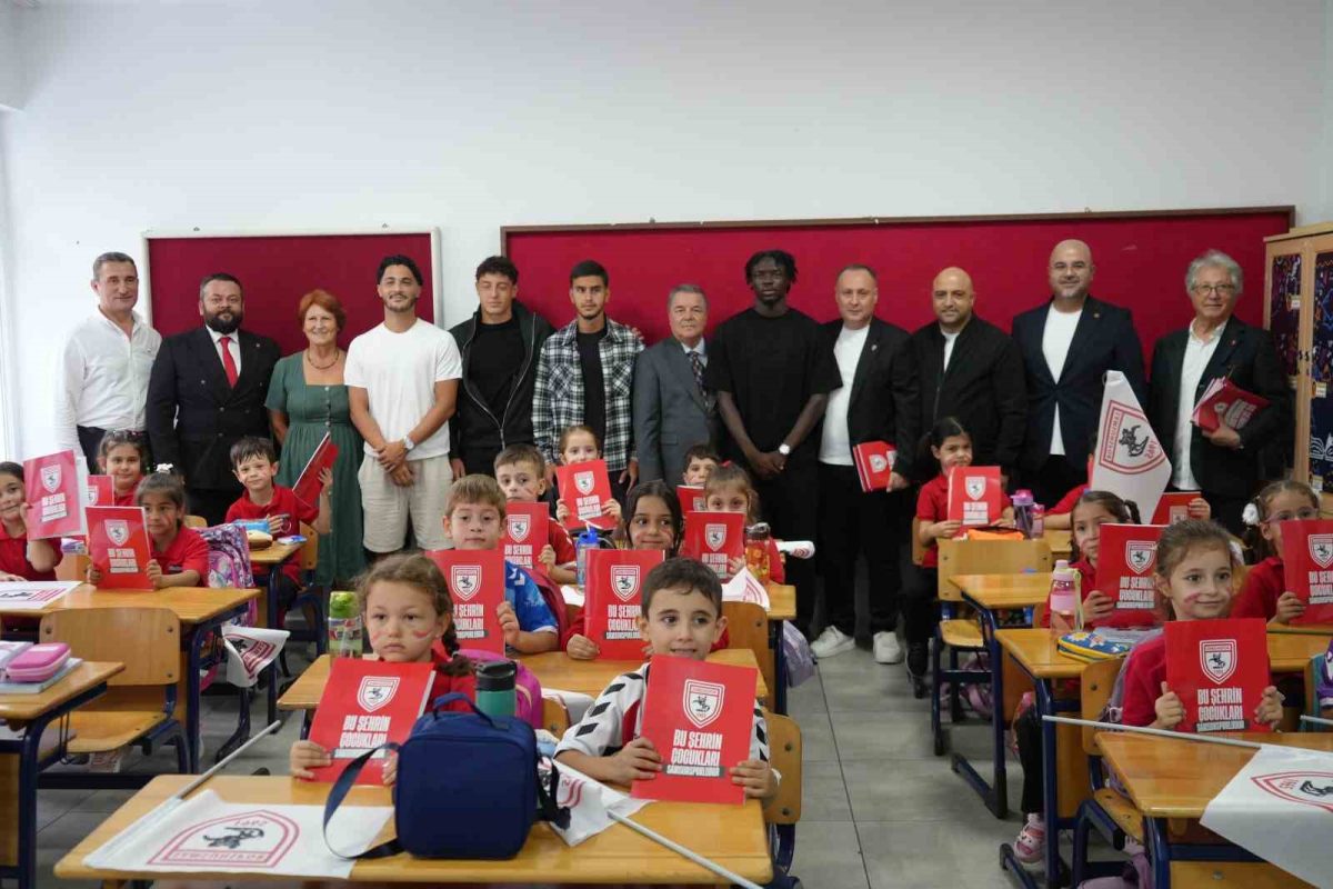 Samsunsporlu futbolculardan ilkokul çocuklarına defter hediyesi