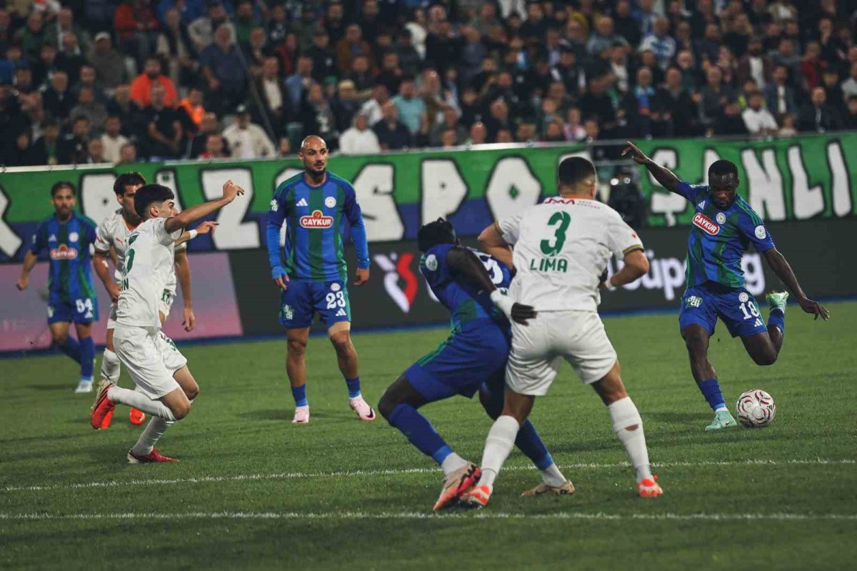 Trendyol Süper Lig: Çaykur Rizespor: 0 - Alanyaspor: 0 (İlk yarı) - Foto 2