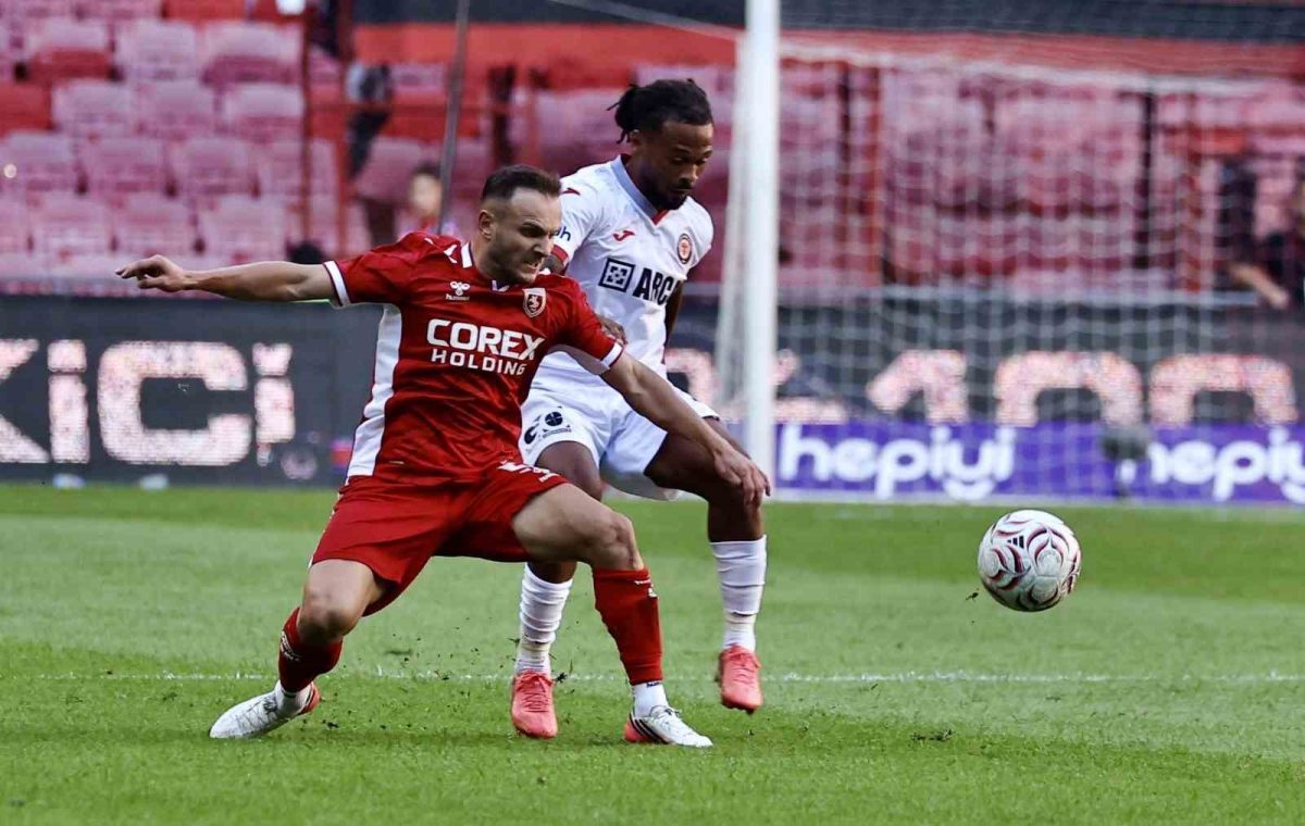 Trendyol Süper Lig: Samsunspor: 1 - Çorum FK: 3 (İlk yarı)