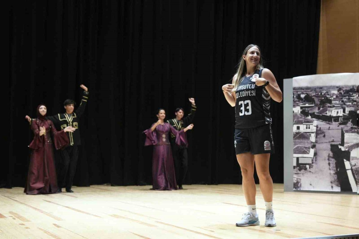 Turgutlu’da kadın takımların yeni sezon lansmanı kültür ve sporla buluştu - Foto 4