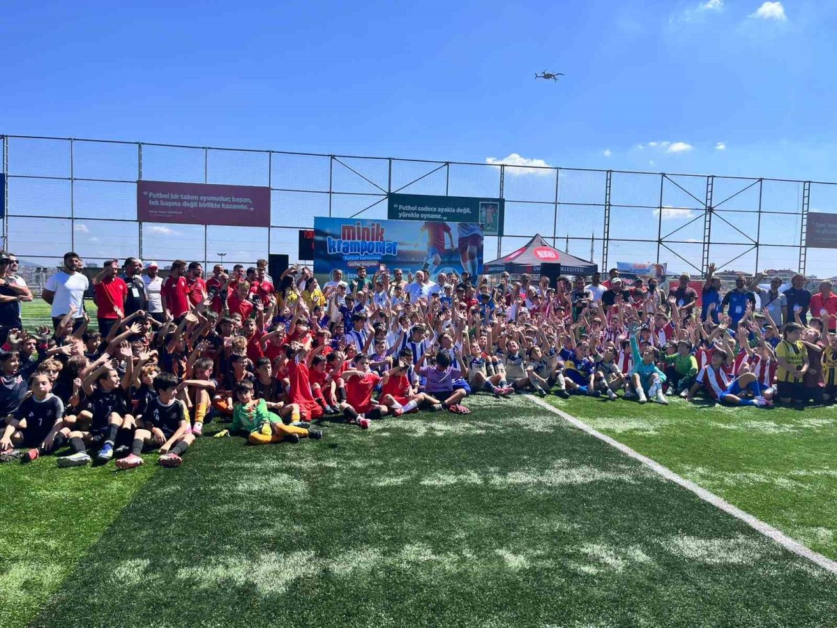 Ümraniye’de minik kramponlar, Zafer Kupası için ter döktü - Foto 2