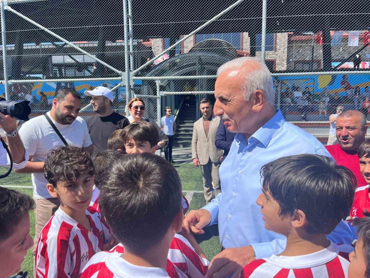 Ümraniye’de minik kramponlar, Zafer Kupası için ter döktü - Foto 4