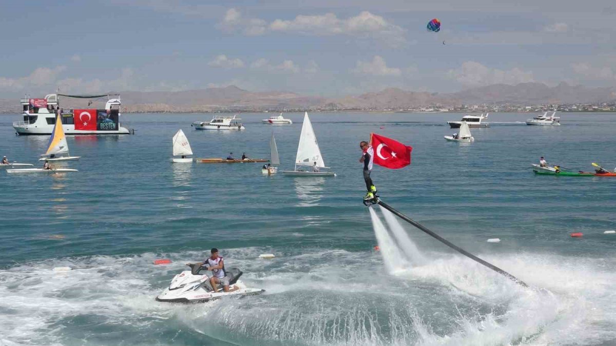 Van’da GölFest heyecanı: Türk bayrağıyla flyboard gösterisi nefes kesti