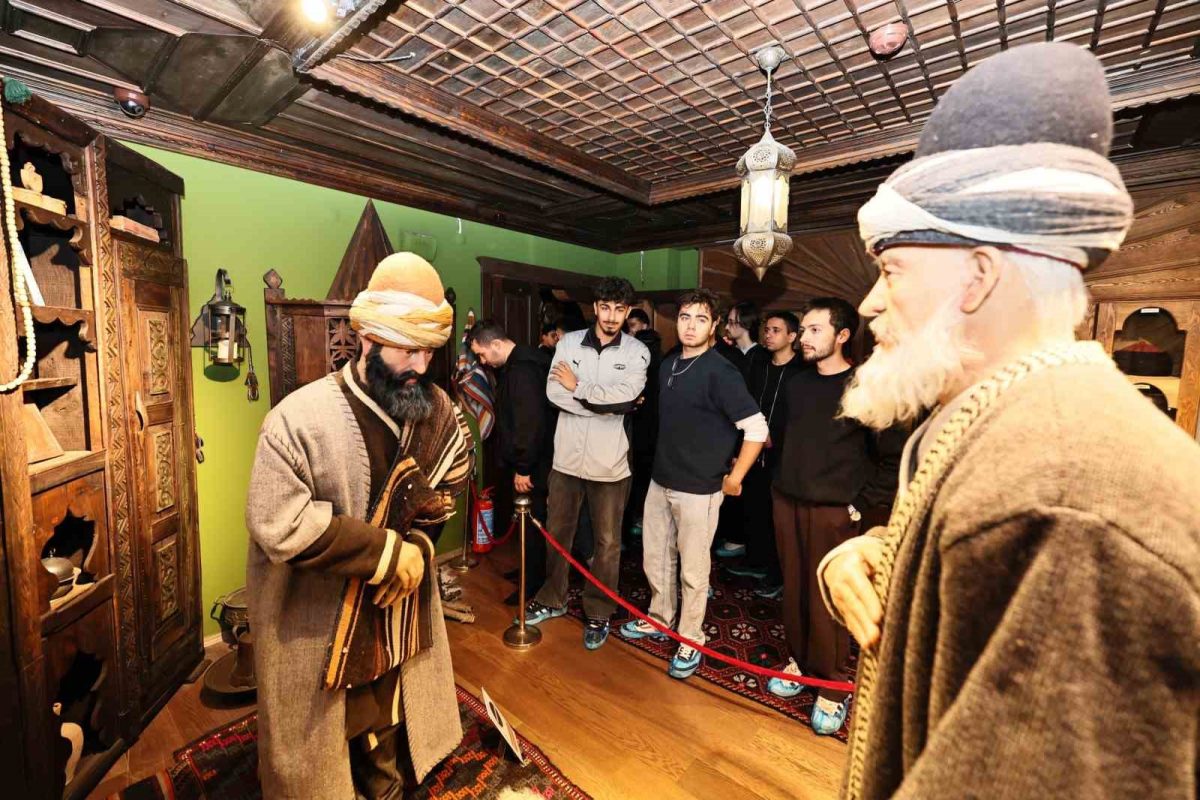 Yeni üniversiteliler Manisa’nın tarihi ve kültürel zenginliklerini keşfetti