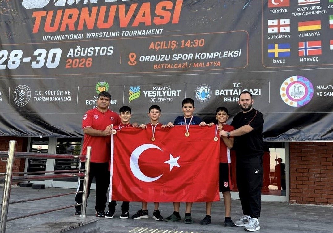 Yunusemre’nin güreşçileri Malatya’dan madalyalarla döndü