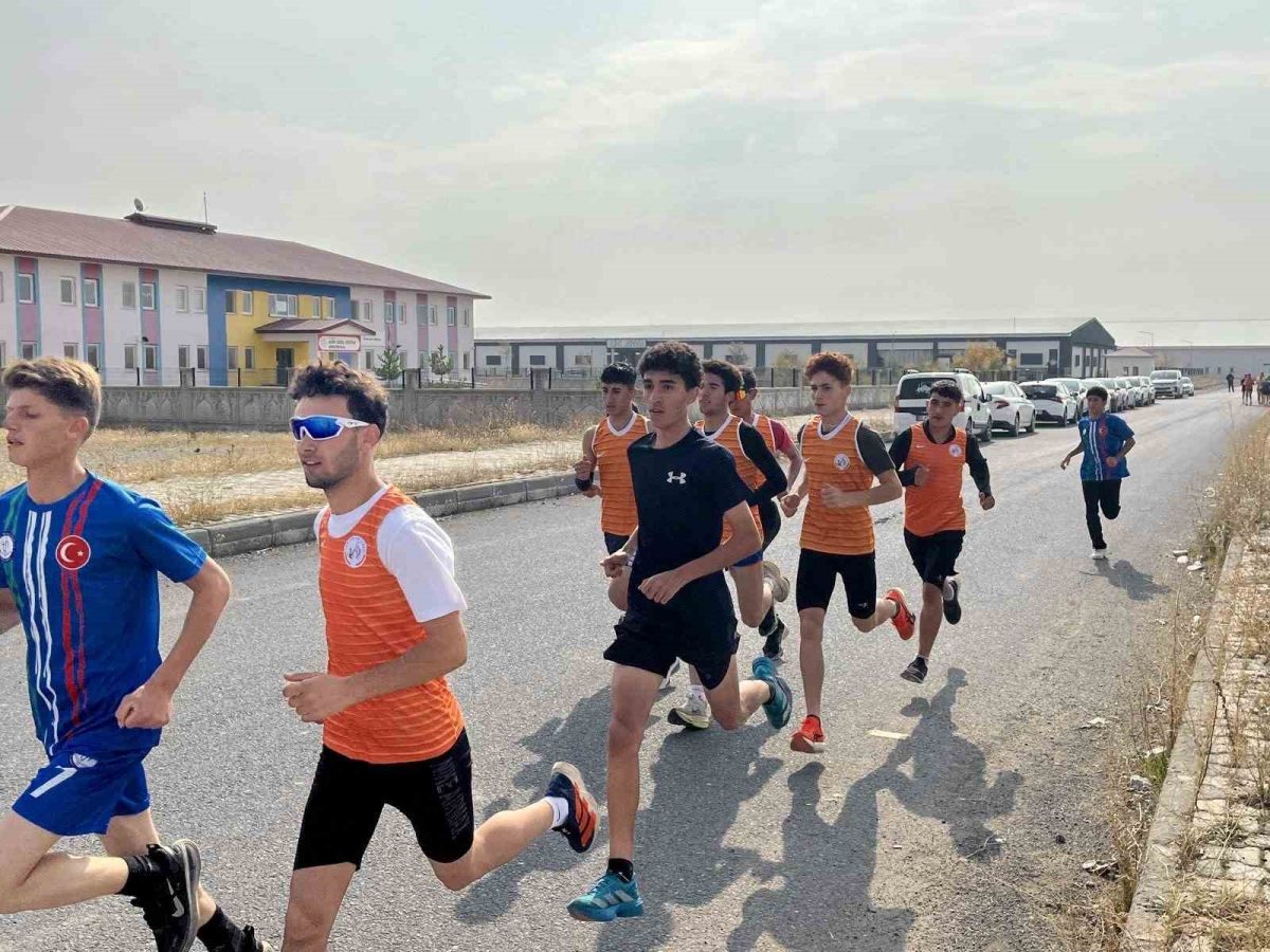 Ağrı’da okul sporları kros müsabakaları tamamlandı - Foto 2