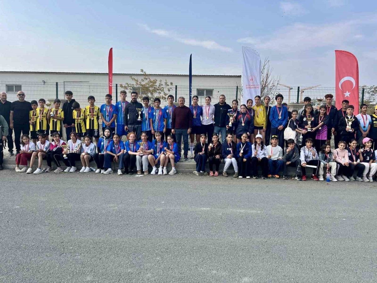 Ağrı’da okul sporları kros müsabakaları tamamlandı