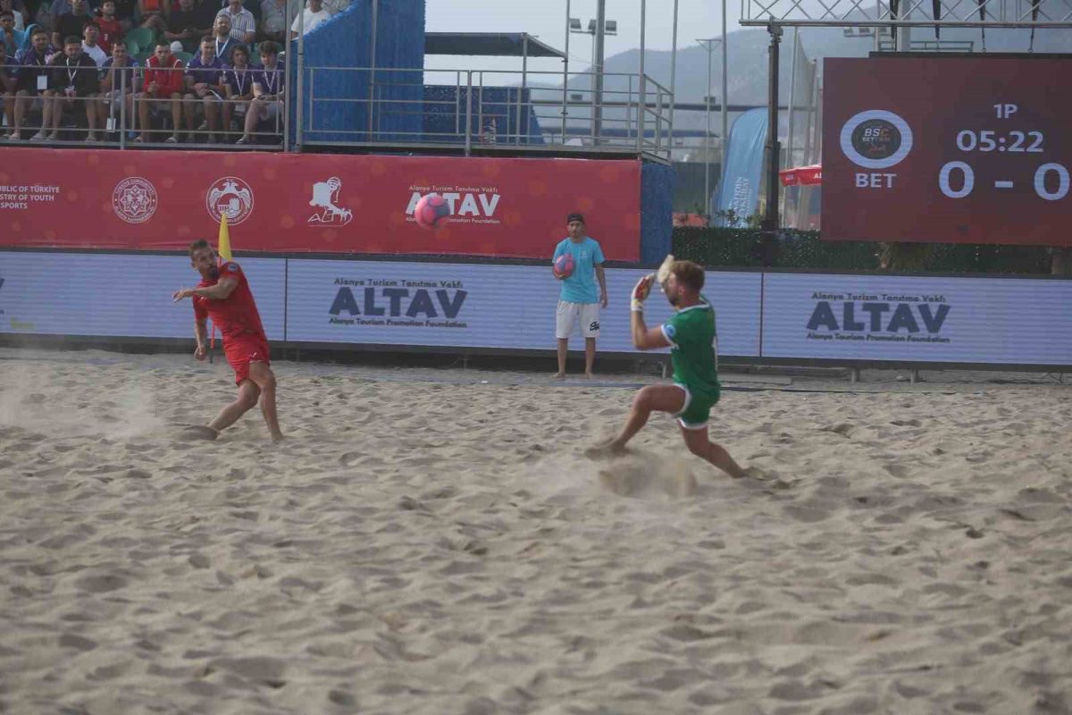 Alanya Belediyespor, Plaj Futbolu Dünya Kulüpler Şampiyonasına galibiyetle başladı - Foto 3