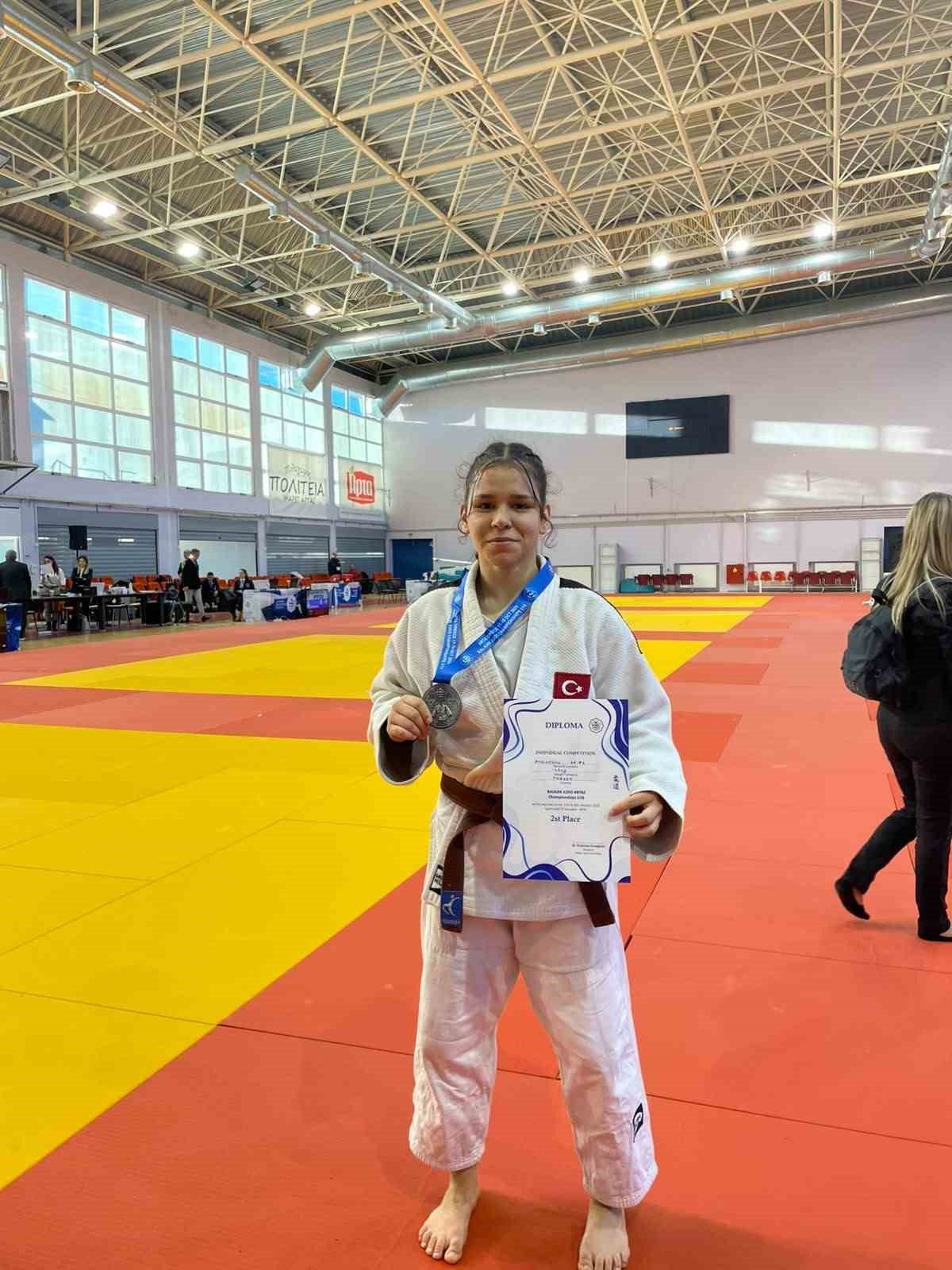 Arife Aydınoğlu’ndan judo Balkan ikinciliği - Foto 4
