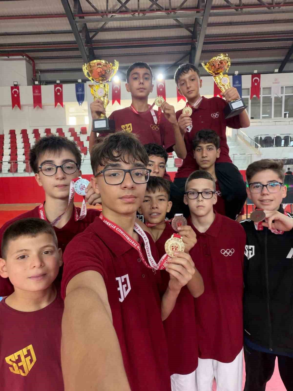 Aydınlı taekwondoculardan 8 madalyalı şampiyonluk - Foto 3
