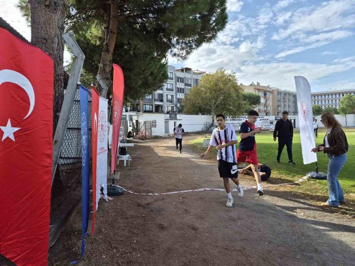Balıkesir’de Cumhuriyet Kupası Atletizm Yarışları düzenlendi - Foto 2