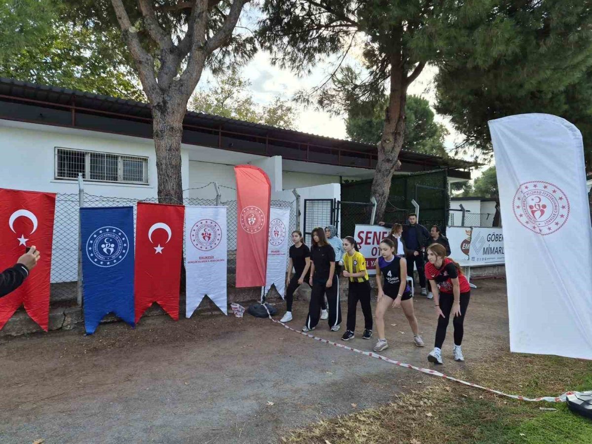 Balıkesir’de Cumhuriyet Kupası Atletizm Yarışları düzenlendi - Foto 3