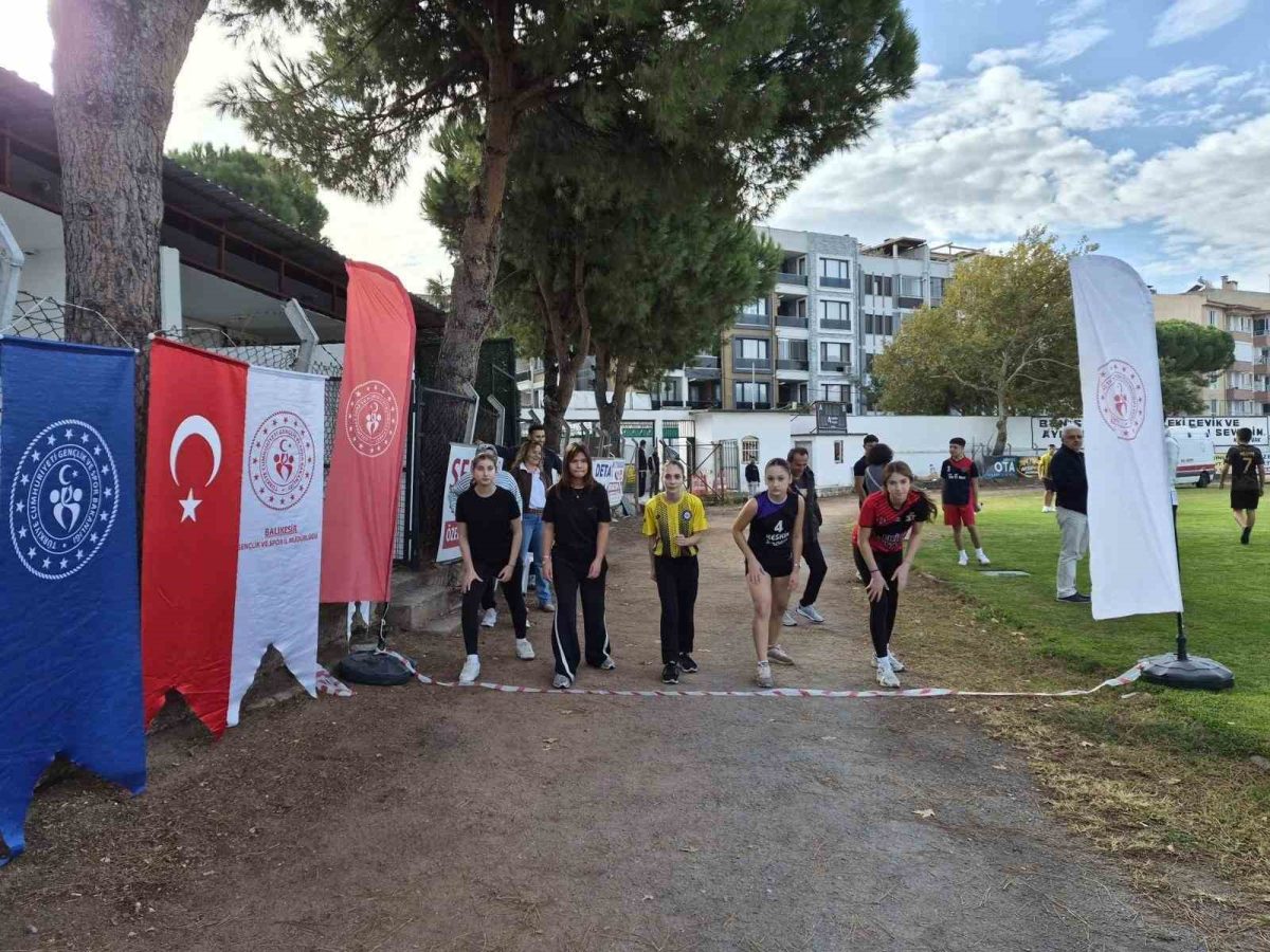 Balıkesir’de Cumhuriyet Kupası Atletizm Yarışları düzenlendi - Foto 4