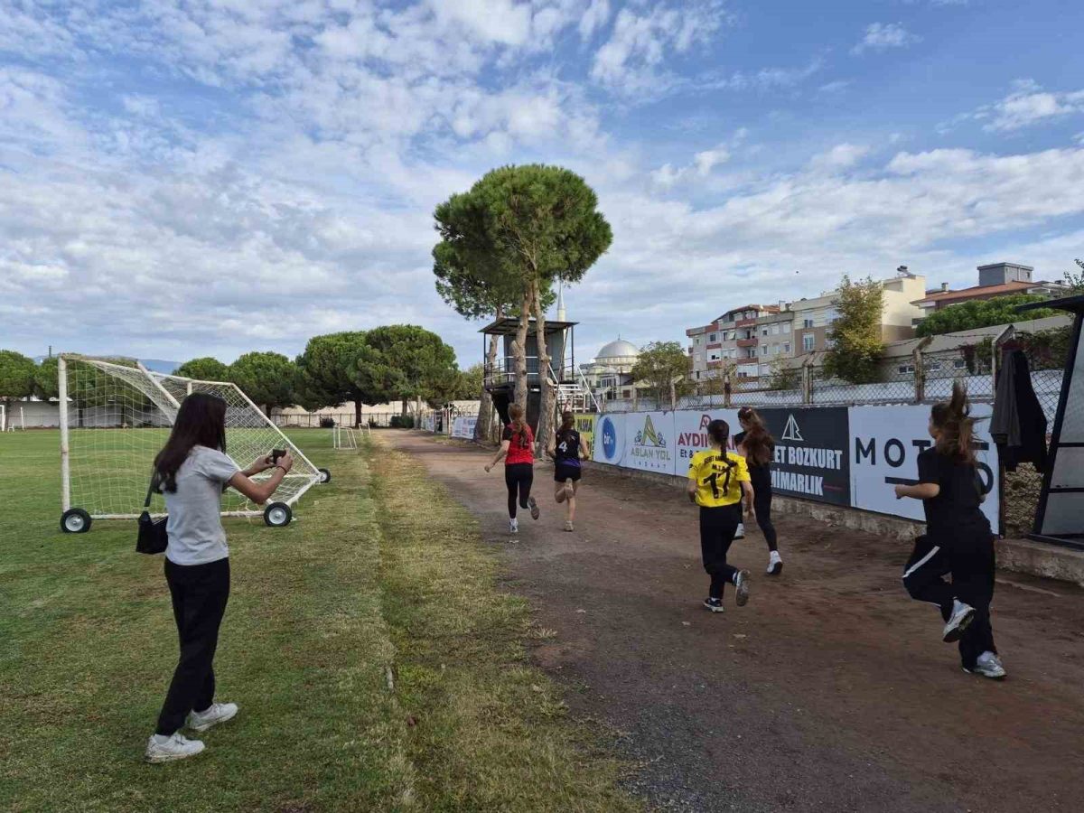 Balıkesir’de Cumhuriyet Kupası Atletizm Yarışları düzenlendi - Foto 5