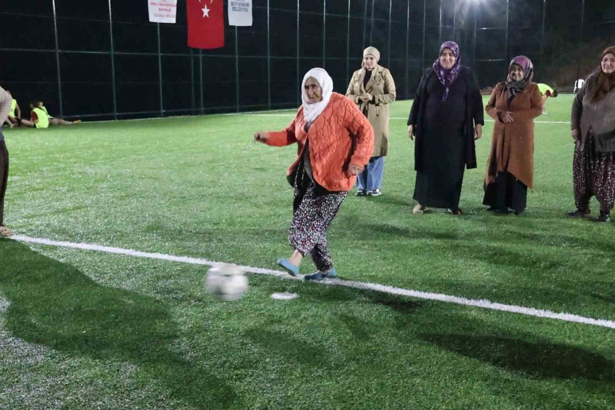Başlama vuruşunu bastonlu teyzelerin yaptığı halı saha maçında kadınlar kıyasıya mücadele etti - Foto 2