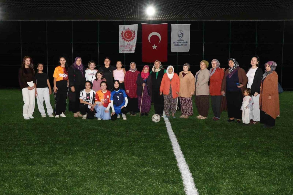 Başlama vuruşunu bastonlu teyzelerin yaptığı halı saha maçında kadınlar kıyasıya mücadele etti - Foto 5