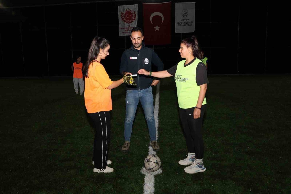 Başlama vuruşunu bastonlu teyzelerin yaptığı halı saha maçında kadınlar kıyasıya mücadele etti - Foto 7