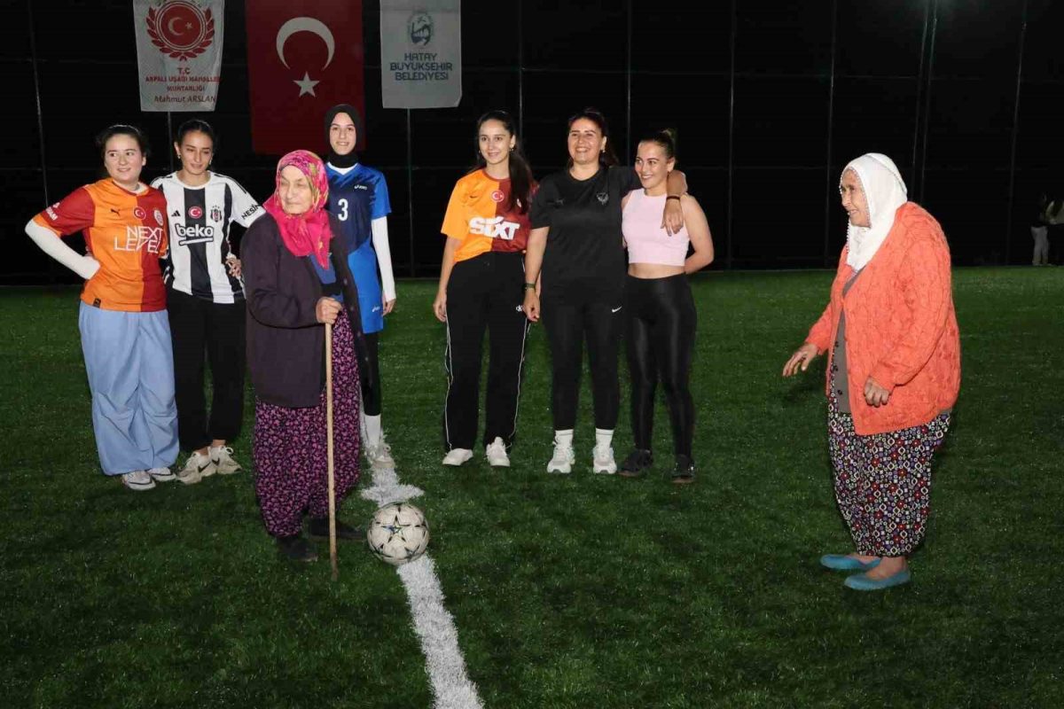 Başlama vuruşunu bastonlu teyzelerin yaptığı halı saha maçında kadınlar kıyasıya mücadele etti