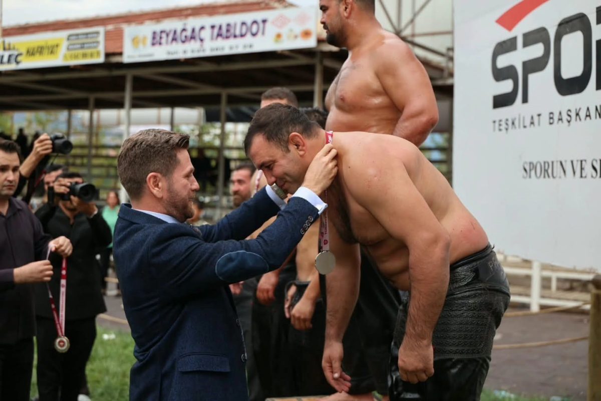 Beyağaç er meydanının paşpehlivanı İsmail Balaban oldu - Foto 2