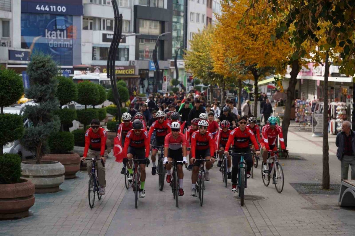 Bolu’da Cumhuriyet’in 103’üncü yılına özel bisiklet turu